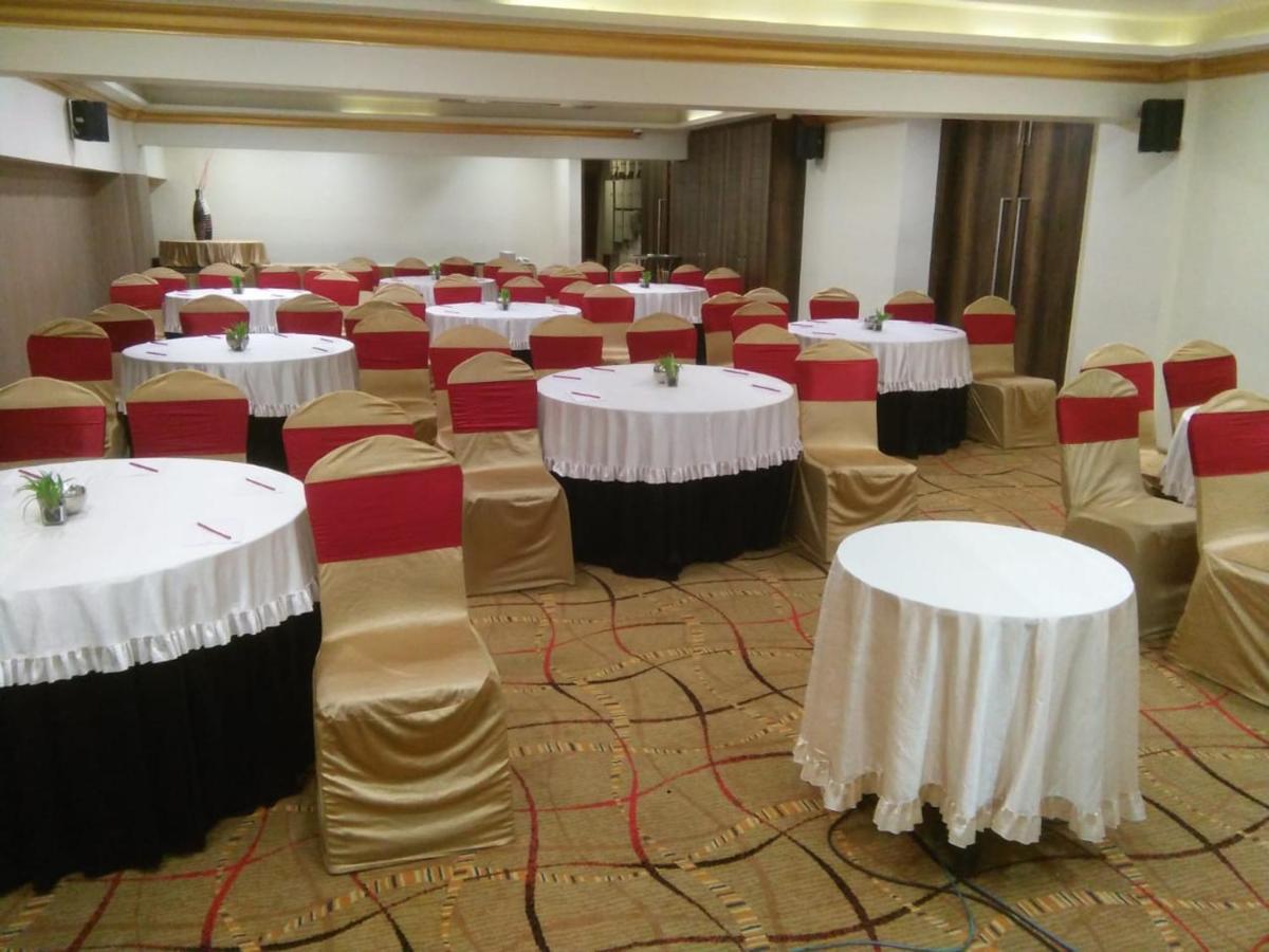 Hotel The Fern Residency Rajkot Exterior foto