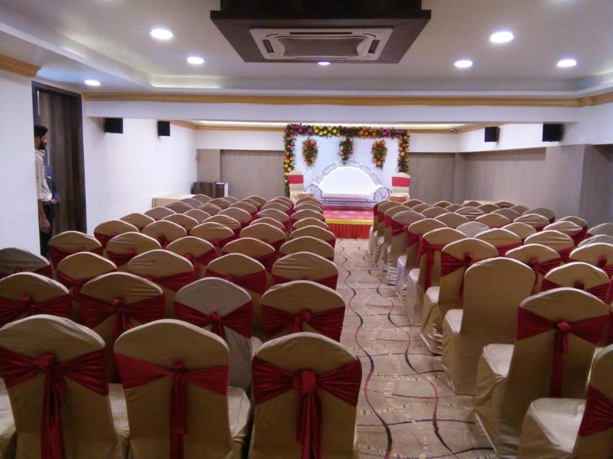 Hotel The Fern Residency Rajkot Exterior foto
