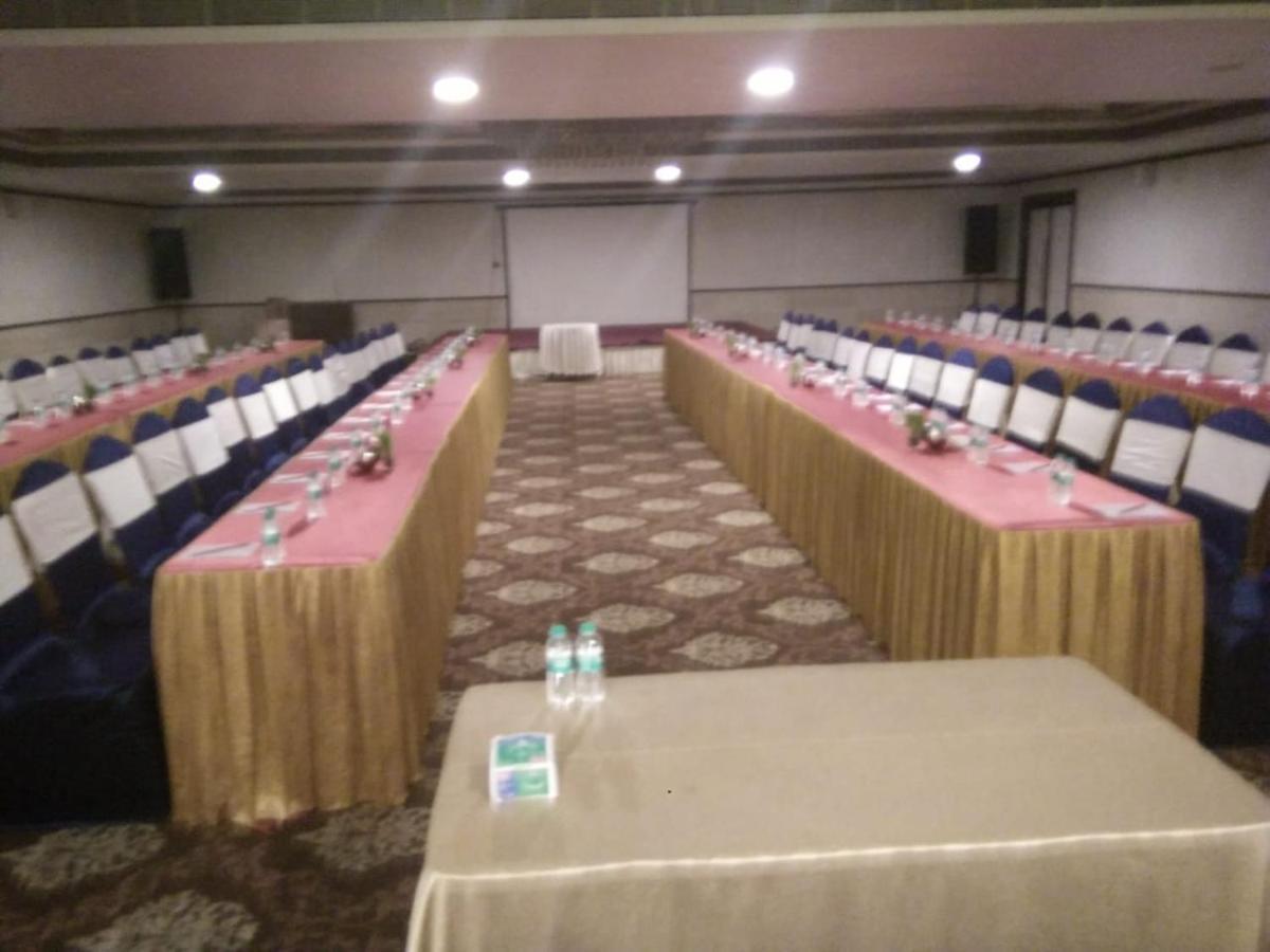 Hotel The Fern Residency Rajkot Exterior foto
