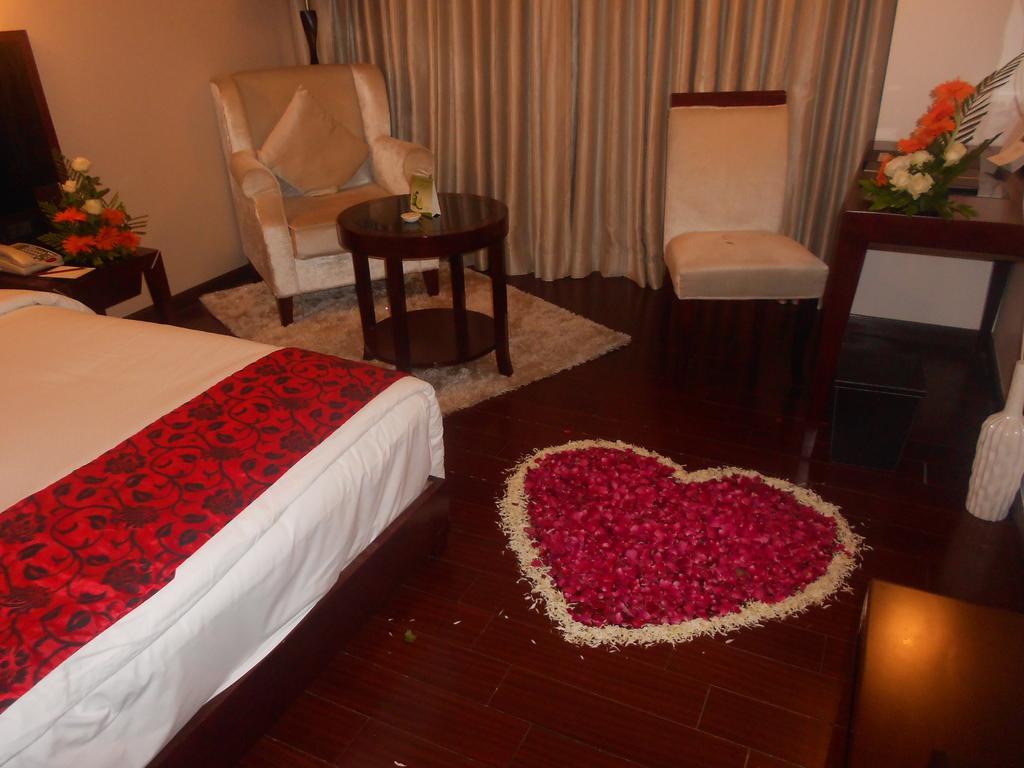 Hotel The Fern Residency Rajkot Exterior foto